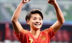 开云下载-足坛女子球员技压群雄，赛场彰显实力