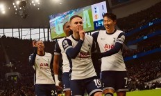 开云体育-曼城主场强势战胜热刺，英超争冠三足鼎立