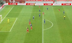 开云APP-比赛过程中场上激烈对抗，球员斗志昂扬