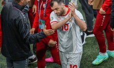 开云体育中国-巴西足球传奇退役，球迷集体欢送