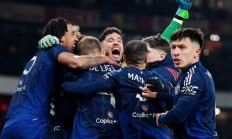 开云体育中国-曼联濒临出局，淘汰赛晋级之路充满坎坷