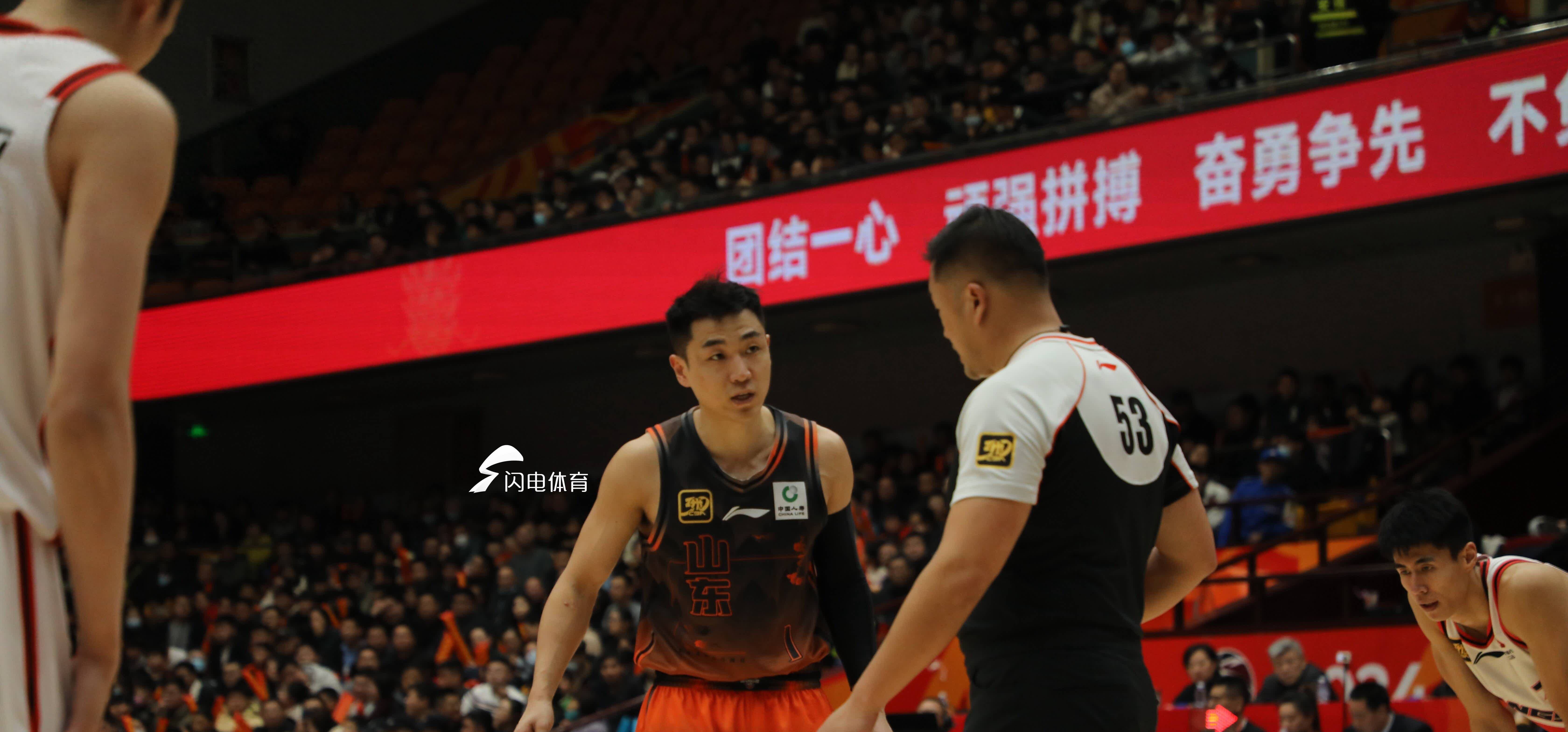 山东男篮防守表现稳固，获得胜利