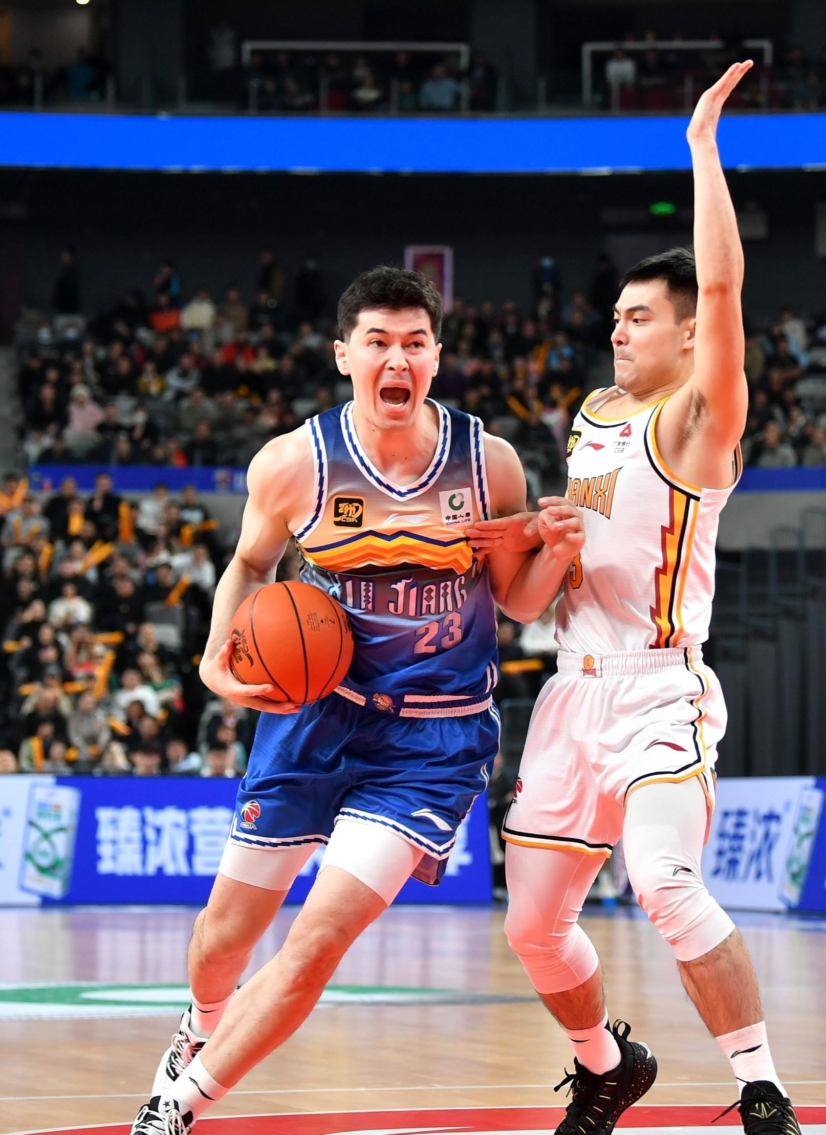 新疆男篮成功获胜，赢得关键比赛
