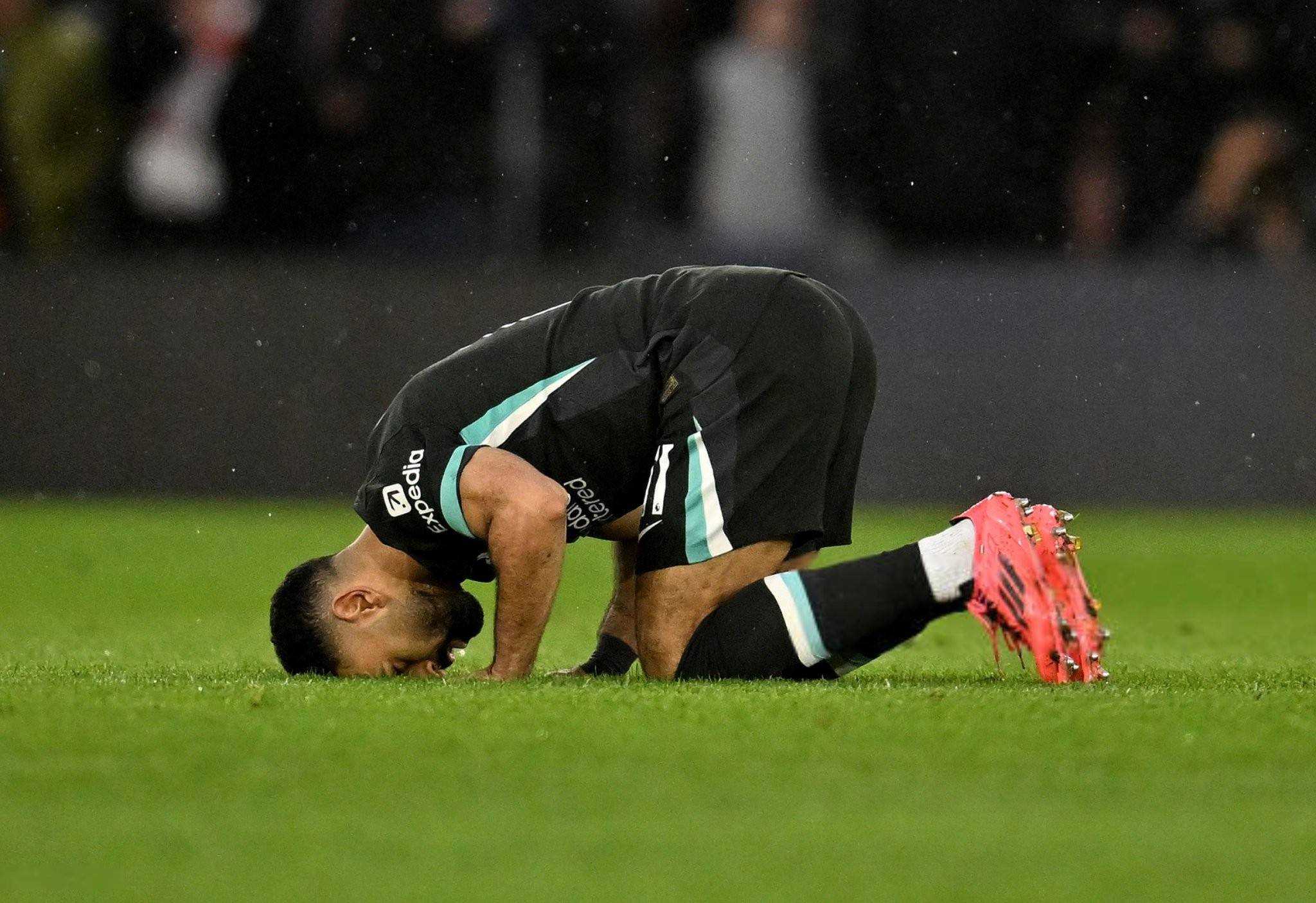 利物浦前锋梅开二度，助球队夺胜