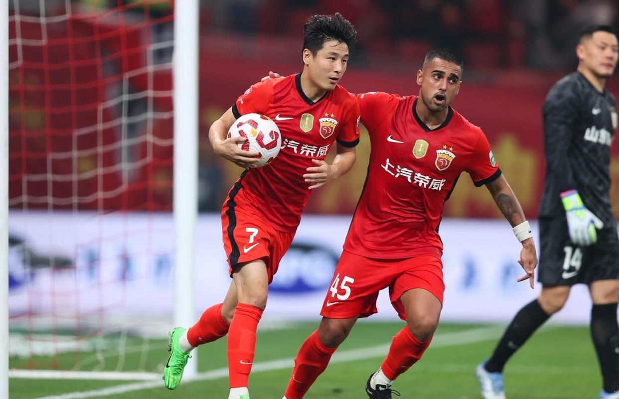 武磊锋线火力全开,助球队取得胜利 武磊锋线火力全开,助球队取得胜利