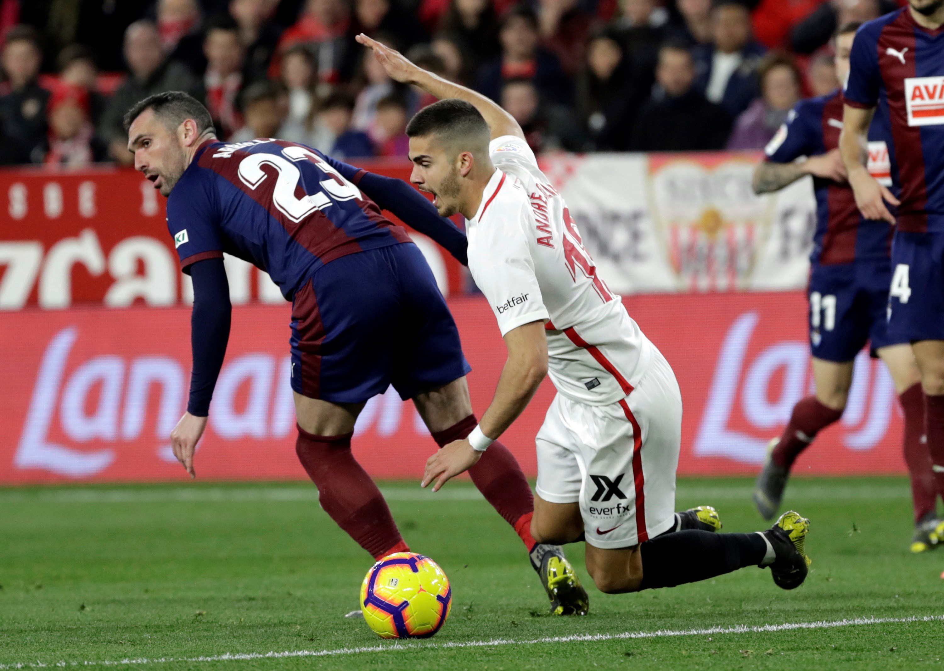 埃瓦尔球员被罚下场，球队士气受挫的简单介绍