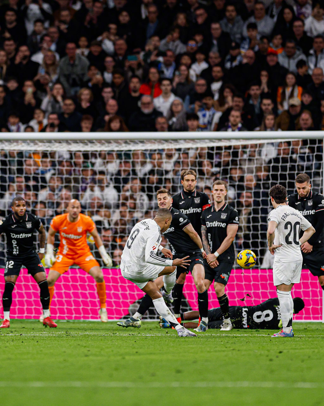 皇马前锋连续进球,助球队取胜 皇马前锋连续进球,助球队取胜