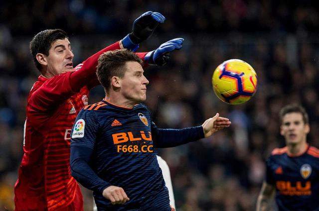 瓦伦西亚门将把守球门，助球队零封对手取得胜利的简单介绍