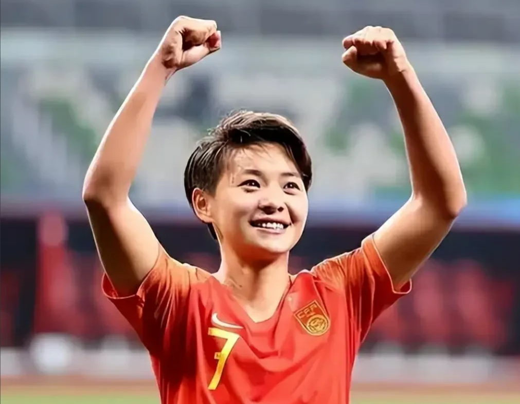 足坛女子球员技压群雄，赛场彰显实力