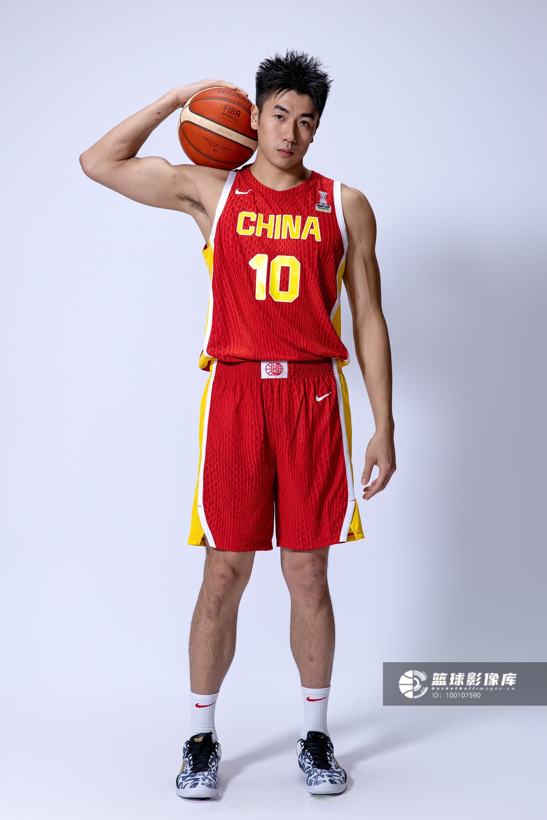 中国顶尖篮球明星闪耀赛场，球迷翘首期待