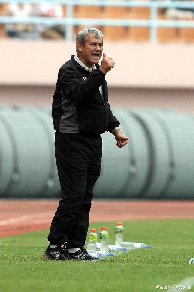 球队教练在关键时刻的决策备受关注 球队教练在关键时刻的决策备受关注