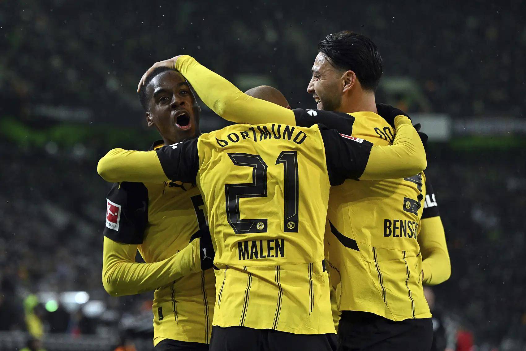 包含多特蒙德客场力克对手，稳居德甲前四位置的词条