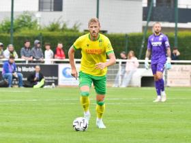 南特教练团队鼓励年轻球员,拼搏向前 南特教练团队鼓励年轻球员,拼搏向前