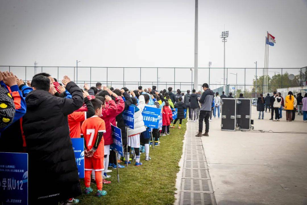 激烈的足球赛事受到广泛关注 激烈的足球赛事受到广泛关注