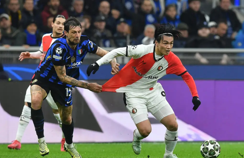 勒沃库森球员在比赛中力挫对手 勒沃库森球员在比赛中力挫对手