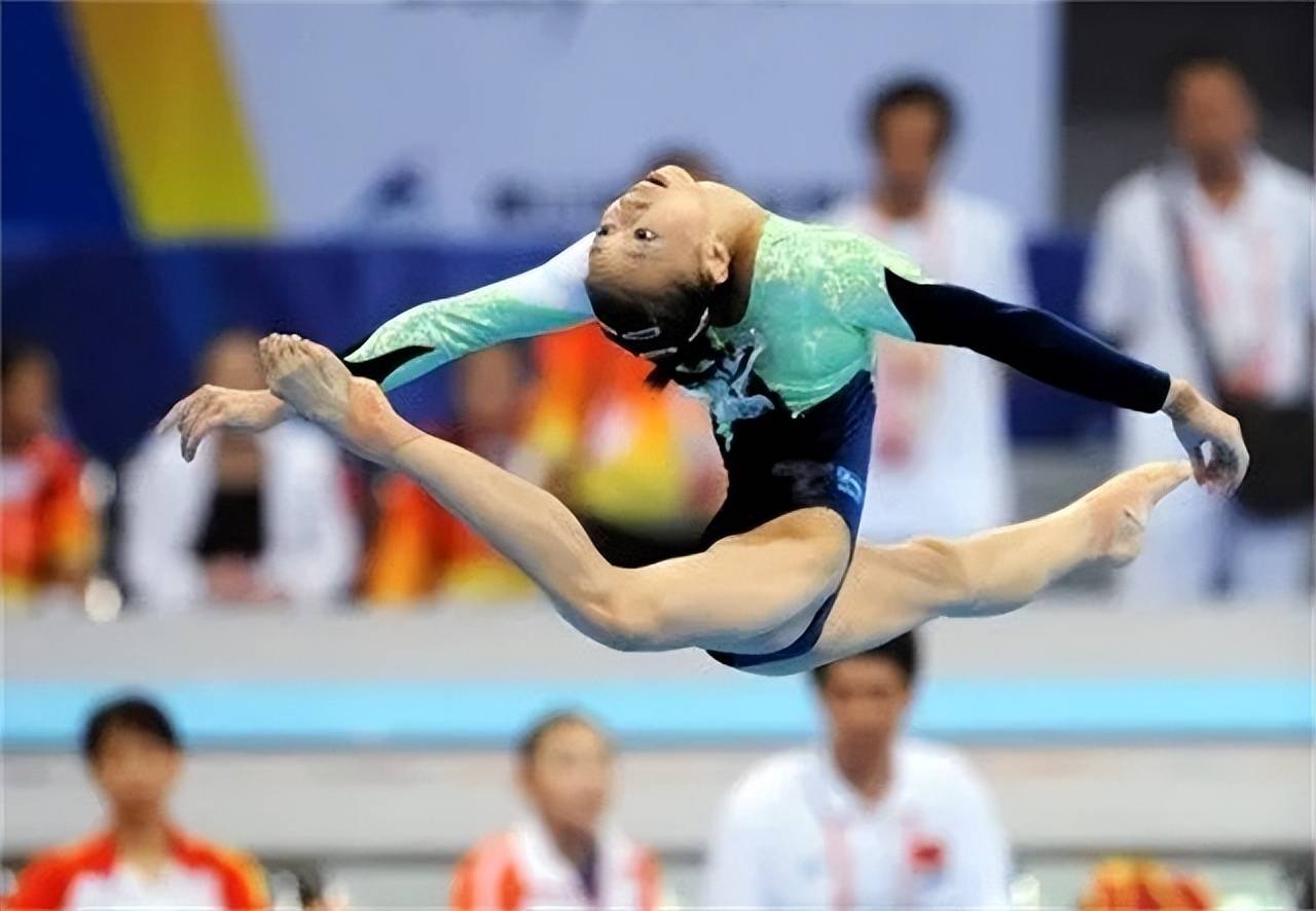 体操比赛激烈，法国选手尽展身手夺冠