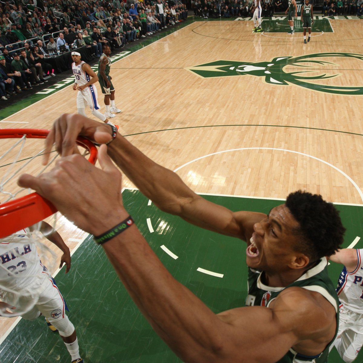 角逐中的高潮瞬间引起球迷情绪共鸣