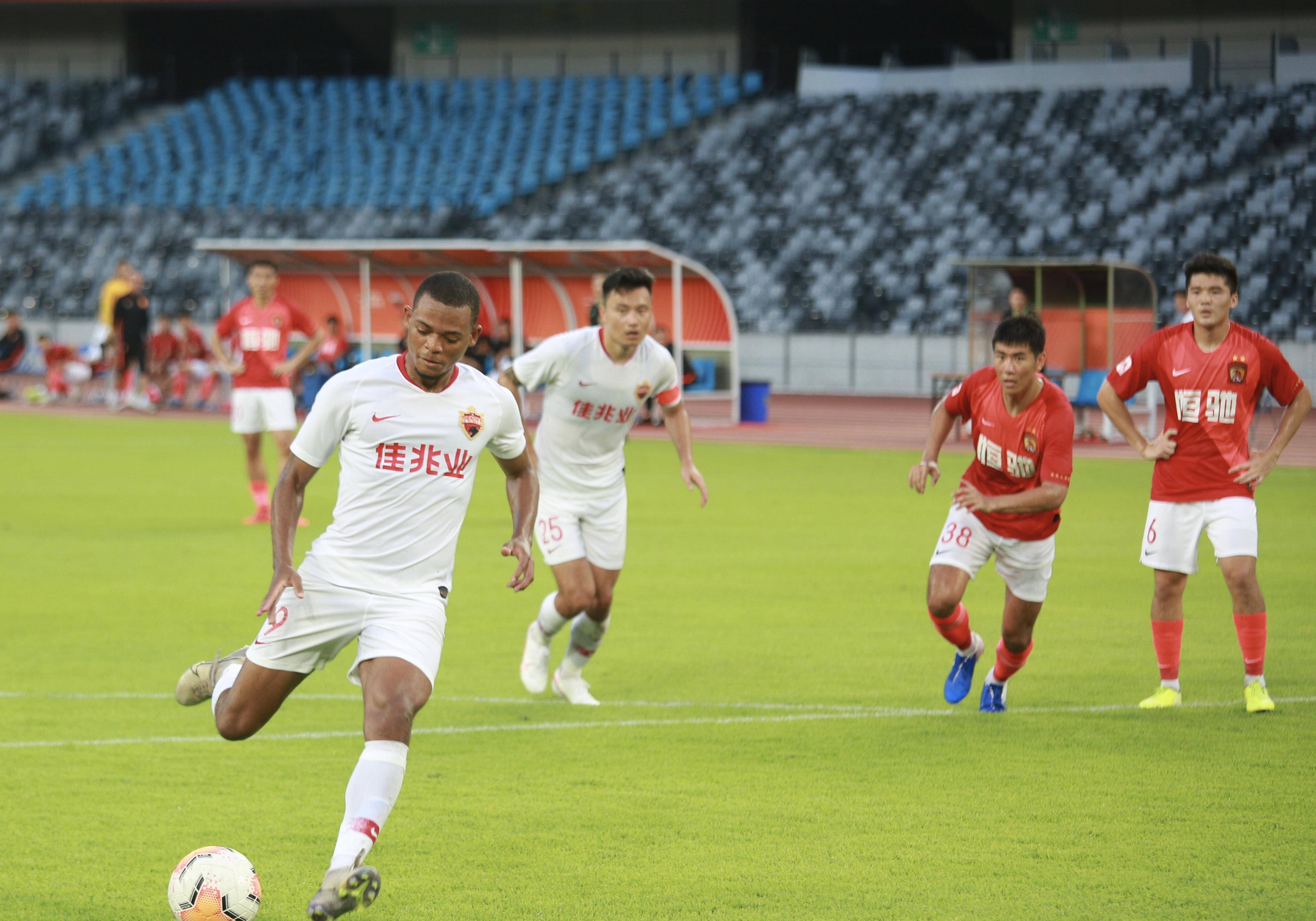 恒大客场大胜，高拉特戴帽梅开二度，巴斯蒂安盛赞球队表现的简单介绍