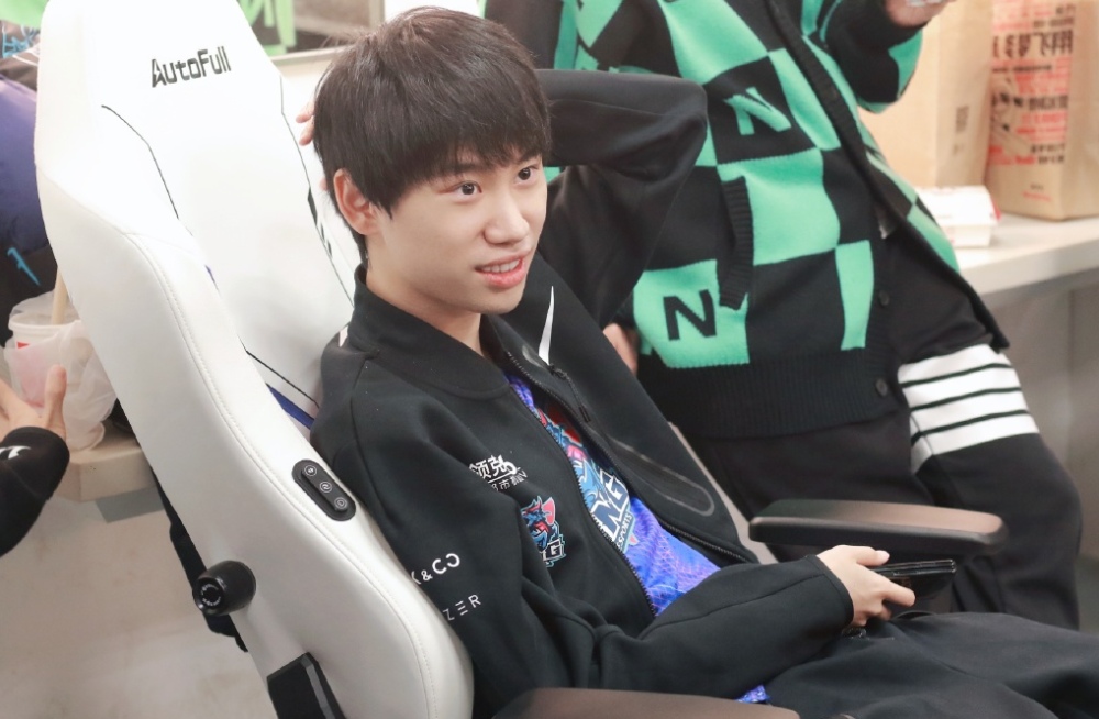 包含FPX鏖战HKA，Tarzan拿下关键大龙鏖战多局成都决赛之夜，成为赛场最大亮点的词条