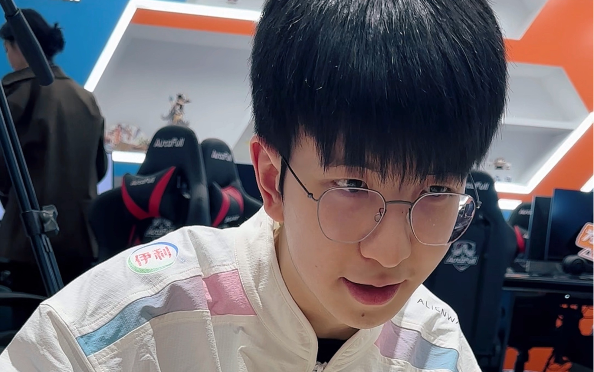 T1绝杀BLG，Elk极限生还后反打强强对话全球总决赛，让粉丝疯狂欢呼