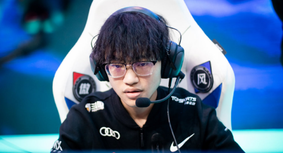 包含EG力克KT，Ruler线上压制力十足顶尖较量小组赛，强势挺进下一轮的词条