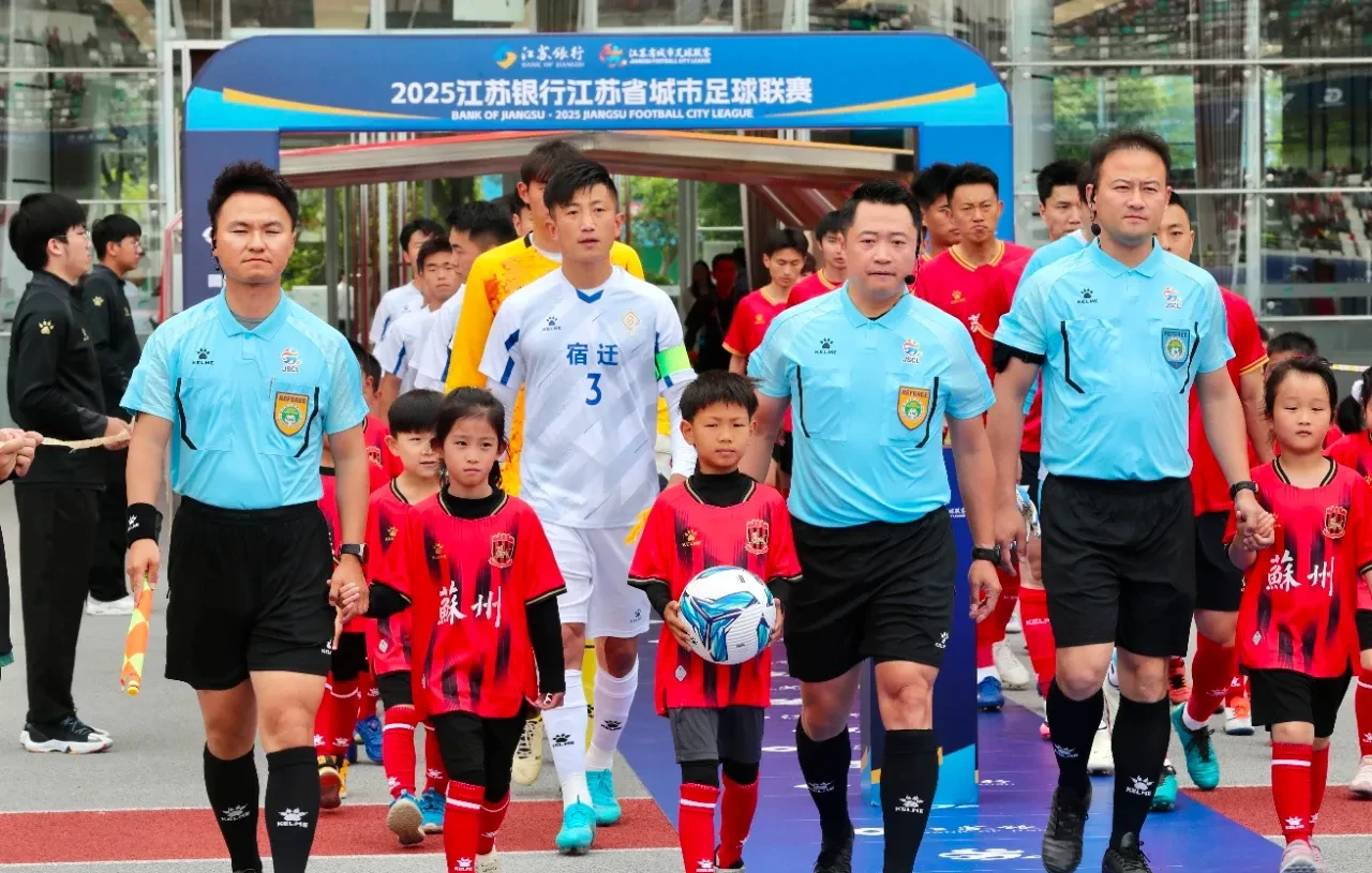 精彩的足球比赛引发球迷热议