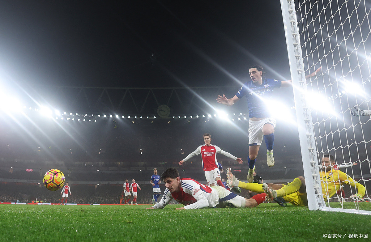 精彩足球对决，球队紧密合作助力取胜