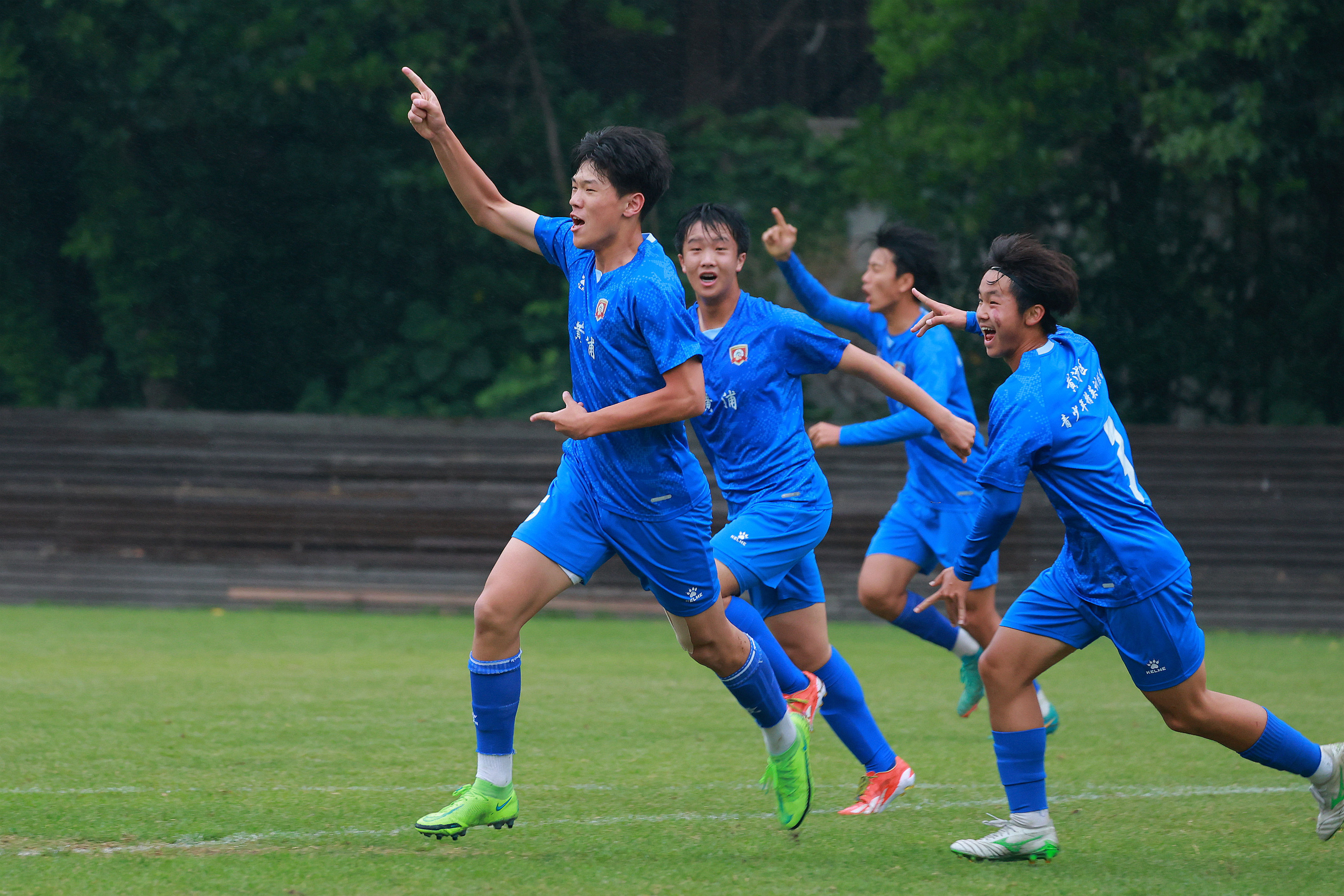 包含国内足球联赛严格执行轮规制，球队备战密切的词条