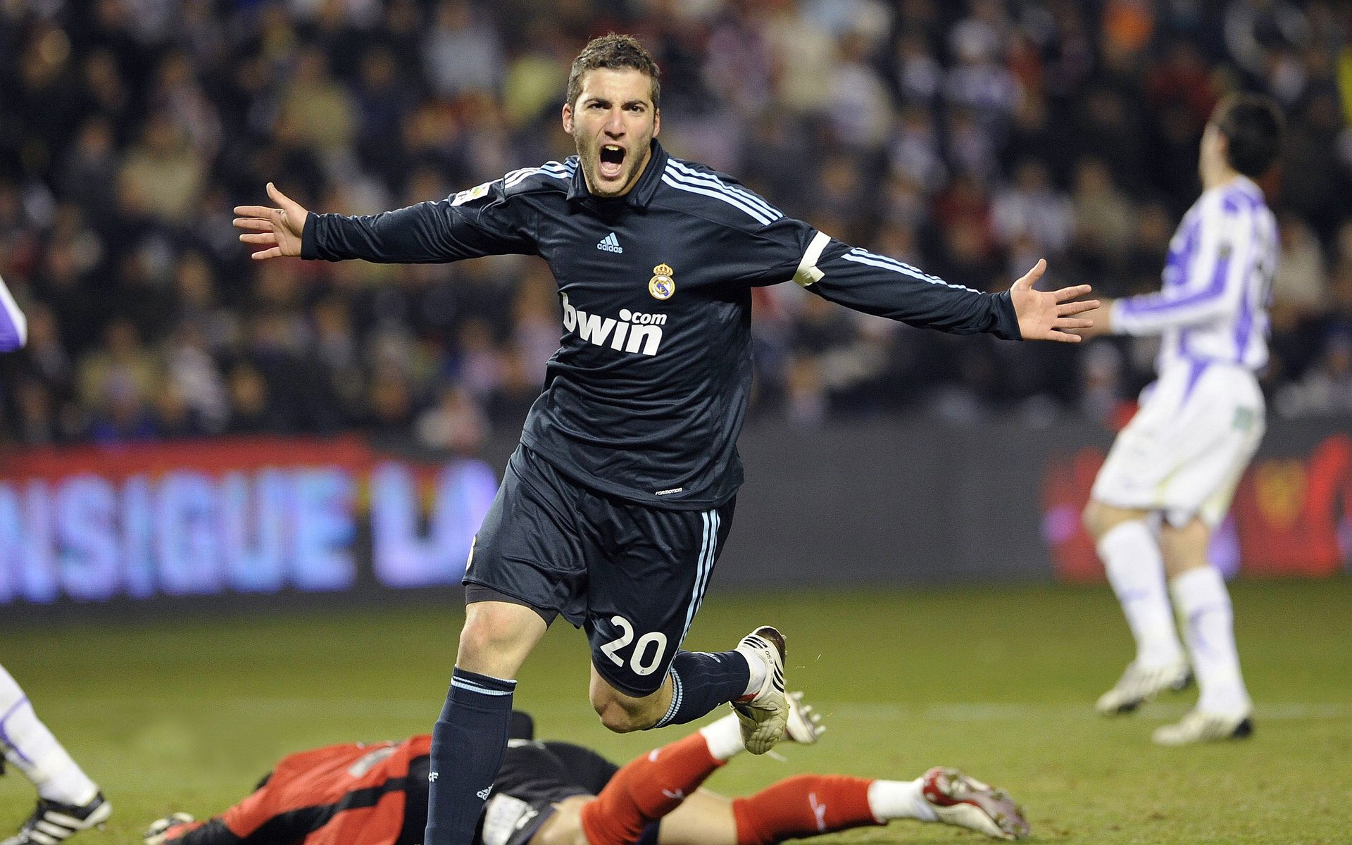 竞速齿轮，当赛道轰鸣遇见球场变奏